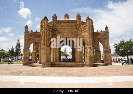 La Pila, eine koloniale Backstein-Brunnen steht in der zentralen Plaza von Chiapa de Corzo, Chiapas, Mexiko. Stockfoto