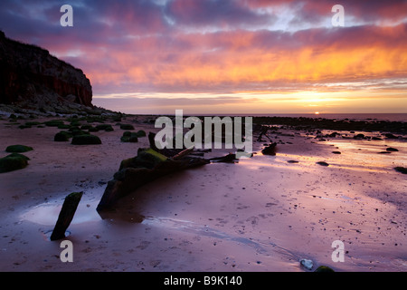 Der Schiffbruch des Rumpfes des Sheraton 1908 erbaute und bei Sonnenuntergang auf der North Norfolk Küste am alten Hunstanton gefangen genommen. Stockfoto
