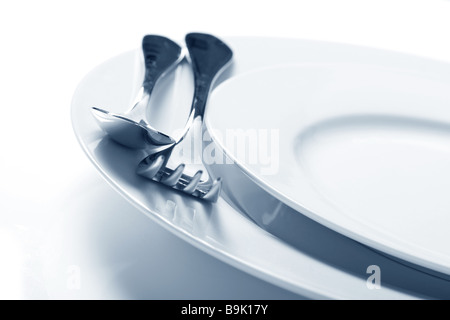 Teller und Besteck blau getönt Stockfoto