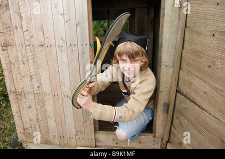 Jungen spielen im Baumhaus Stockfoto