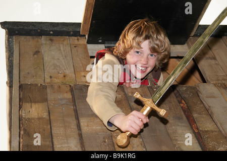 Jungen spielen im Baumhaus Stockfoto