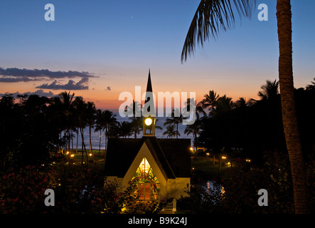 Ein Sonnenuntergang über einem Kirchturm. Stockfoto