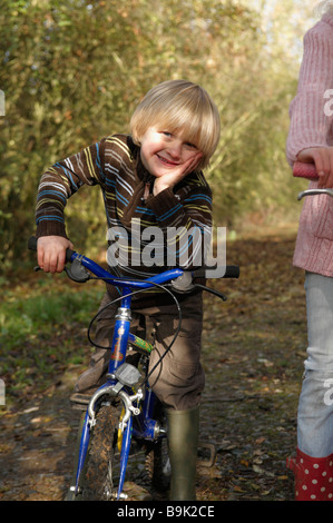 Junge mit Fahrrad auf Feldweg Stockfoto