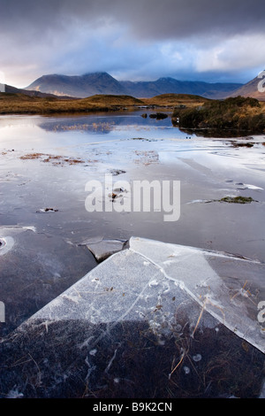 Blick über man Na h Achlaise in Richtung schwarz montieren, Rannoch Moor, Highlands, Schottland. Fotografiert im Dezember Stockfoto