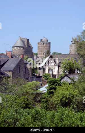 Blick auf Burg und Häuser in Fougeres, Ille et Vilaine, Bretagne, Frankreich Stockfoto