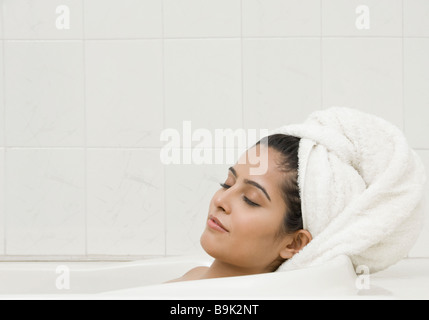 Frau in der Badewanne entspannen Stockfoto