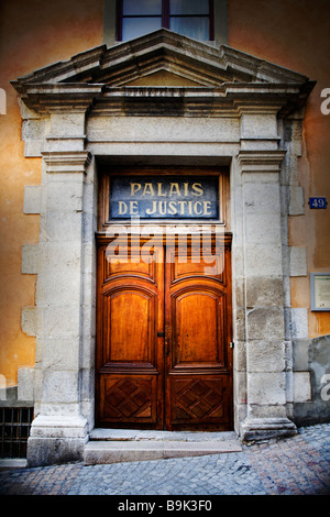 Klassische Architektur Haustür Justizpalast in Briançon, Haute Provence, Frankreich Stockfoto