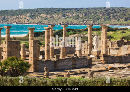 Römische Ruinen Baelo Claudia, Bolonia Cadiz Provinz Spanien Statue des Kaisers Trajan in der Basilika neben dem Forum Stockfoto