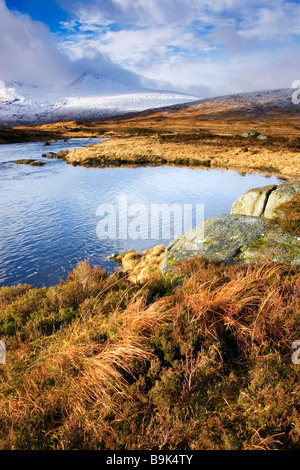 Blick über man Na h Achlaise in Richtung schwarz montieren, Rannoch Moor, Highlands, Schottland. Fotografiert im Dezember Stockfoto