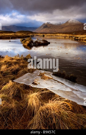 Blick über man Na h Achlaise in Richtung schwarz montieren, Rannoch Moo, R Highlands, Schottland. Fotografiert im Dezember Stockfoto