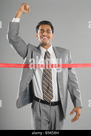Unternehmer über die Ziellinie Stockfoto
