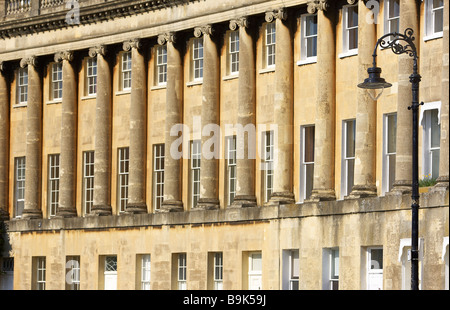 Blick auf den Royal Crescent eine der kultigsten Sehenswürdigkeiten Badewanne, einer Reihe von 30 Reihenhäusern in einer geschwungenen Crescent in Bath, Somerset England Grossbritannien Stockfoto