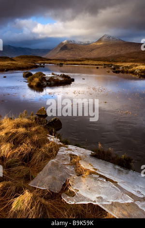 Blick über man Na h Achlaise in Richtung schwarz montieren, Rannoch Moor, Highlands, Schottland. Fotografiert im Dezember Stockfoto