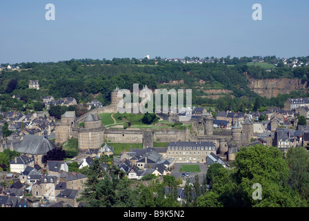 Long Distance-Blick auf die Burg und Häuser in Fougeres, Ille et Vilaine, Bretagne, Frankreich Stockfoto