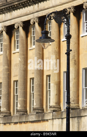 Blick auf den Royal Crescent eine der kultigsten Sehenswürdigkeiten Badewanne, einer Reihe von 30 Reihenhäusern in einer geschwungenen Crescent in Bath, Somerset England Grossbritannien Stockfoto