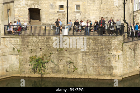 Menschen Essen und trinken in einem Café am Pulteney Bridge überqueren den Fluss Avon in Bath, Somerset, England Stockfoto