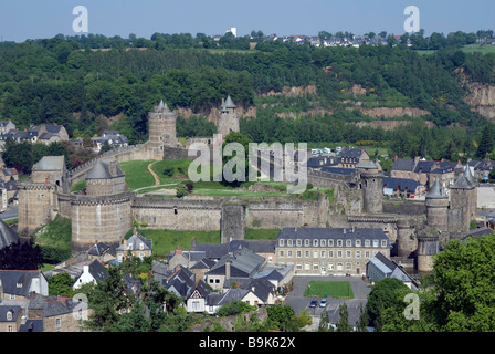 Long Distance-Blick auf die Burg und Häuser in Fougeres, Ille et Vilaine, Bretagne, Frankreich Stockfoto