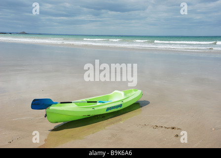 Freiluftspiele Erquy 22 Kanus am Strand Stockfoto