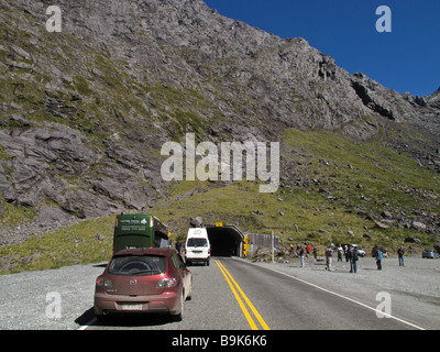 Fahrzeuge-Warteschlangen am Eingang zum Homer Tunnel auf der Milford Road South Island Neuseeland Stockfoto