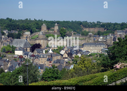 Long Distance-Blick auf die Burg und Häuser in Fougeres, Ille et Vilaine, Bretagne, Frankreich Stockfoto