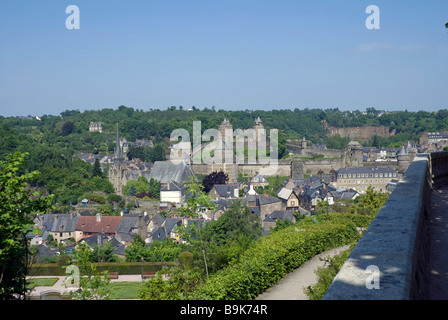 Long Distance-Blick auf die Burg und Häuser in Fougeres, Ille et Vilaine, Bretagne, Frankreich Stockfoto