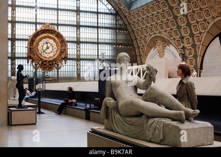 Frankreich, Paris, Musée d' Orsay, Lille-Terrasse, Denkmal, Cezanne, Skulptur von Aristide Maillol im Vordergrund Stockfoto
