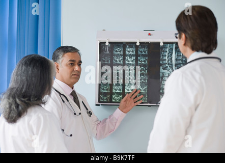 Ärzte untersuchen einen Röntgen-Bericht Stockfoto