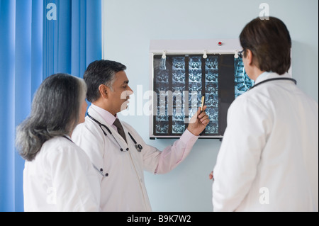 Ärzte untersuchen einen Röntgen-Bericht Stockfoto