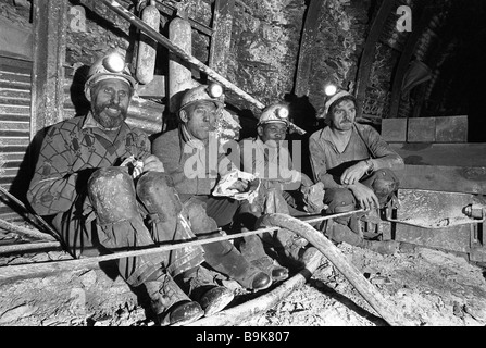 Kohlebergarbeiter essen ihr Mittagessen unter der Erde in Granville Colliery Telford Shropshire England UK 1970s Bergarbeiter Großbritannien UK BILD VON DAVID BAGNALL Stockfoto