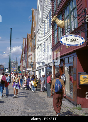 Alten lackiert hell Holz Waterfront Lagerhallen, Bryggen, Bergen, Hordaland, Norwegen. Stockfoto