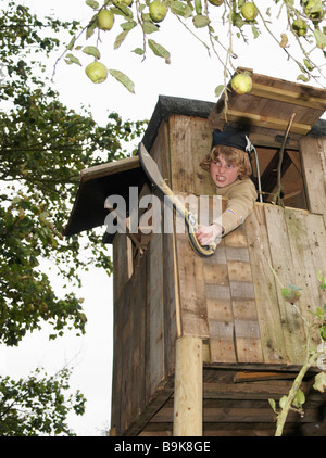 Jungen spielen im Baumhaus Stockfoto