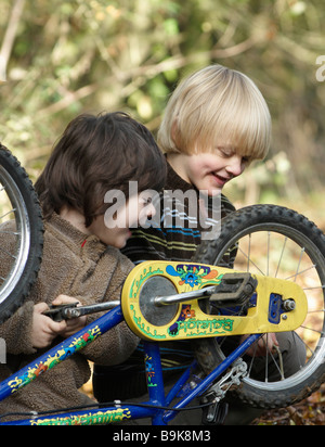 Zwei jungen untersuchen Bikes auf Feldweg Stockfoto