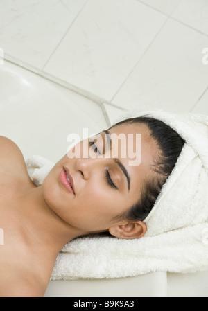 Frau in der Badewanne entspannen Stockfoto