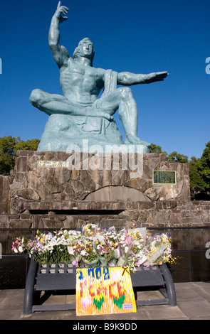 Nagasaki Opfer Gedenkstätten Peace Park Statue *** Denkmäler du Souvenir des Victimes de Nagasaki Stockfoto