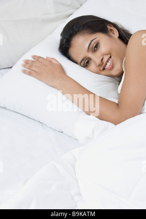 Frau auf dem Bett Stockfoto