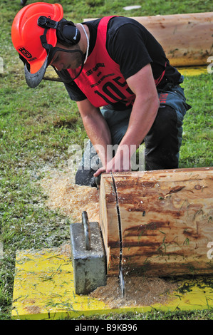 Eine Protokollierung an einen Holzfäller-Wettbewerb teilnehmen. Stockfoto