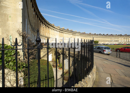 Blick auf den Royal Crescent eine der kultigsten Sehenswürdigkeiten Badewanne, einer Reihe von 30 Reihenhäusern in einer geschwungenen Crescent in Bath, Somerset England Grossbritannien Stockfoto