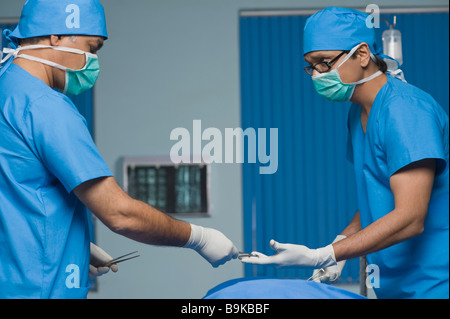 Zwei Chirurgen, die Durchführung einer Operation in einem OP-Saal Stockfoto