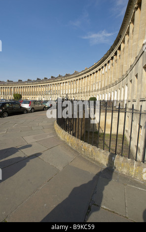 Blick auf den Royal Crescent eine der kultigsten Sehenswürdigkeiten Badewanne, einer Reihe von 30 Reihenhäusern in einer geschwungenen Crescent in Bath, Somerset England Grossbritannien Stockfoto