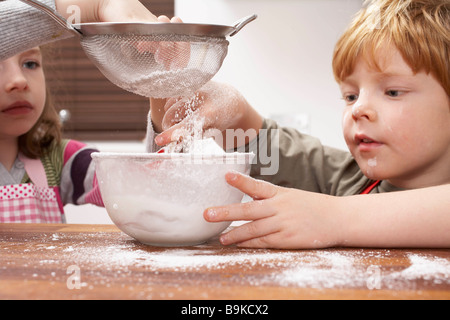 Kinder zu Hause Stockfoto