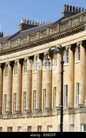Blick auf den Royal Crescent eine der kultigsten Sehenswürdigkeiten Badewanne, einer Reihe von 30 Reihenhäusern in einer geschwungenen Crescent in Bath, Somerset England Grossbritannien Stockfoto