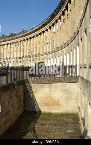 Blick auf den Royal Crescent eine der kultigsten Sehenswürdigkeiten Badewanne, einer Reihe von 30 Reihenhäusern in einer geschwungenen Crescent in Bath, Somerset England Grossbritannien Stockfoto