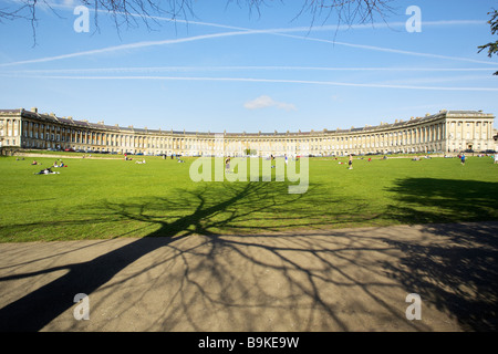 Blick auf den Royal Crescent eine der kultigsten Sehenswürdigkeiten Badewanne, einer Reihe von 30 Reihenhäusern in einer geschwungenen Crescent in Bath, Somerset England Grossbritannien Stockfoto
