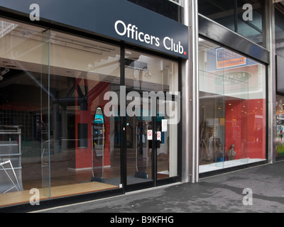 Officers Club High Street Herren Bekleidungsgeschäft in Canal Walk, Brunel Centre Swindon UK geschlossen Stockfoto