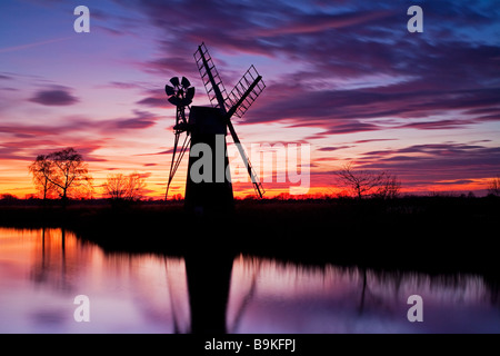 Turf Fen Entwässerung Mühle bei Sonnenuntergang auf den Norfolk Broads. Tur-Fen entstand 1875 Horning Sümpfe in der Fluss-Ameise abtropfen lassen Stockfoto