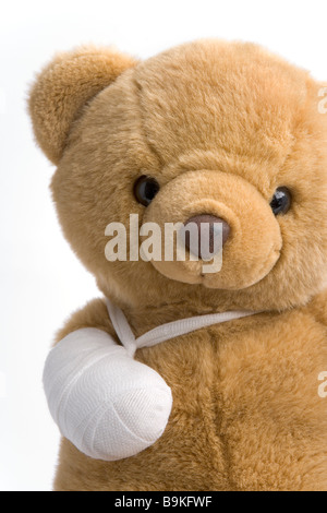 Spielzeug-Bär mit einem gebrochenen Bein Stockfoto