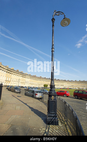 Blick auf den Royal Crescent eine der kultigsten Sehenswürdigkeiten Badewanne, einer Reihe von 30 Reihenhäusern in einer geschwungenen Crescent in Bath, Somerset England Grossbritannien Stockfoto