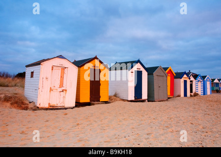 Dramatischen frühen Morgenlicht auf den bunten Strandhütten am Strand von Southwold, Suffolk Stockfoto