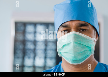 Porträt eines Chirurgen einen Mundschutz tragen Stockfoto