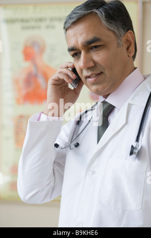 Arzt telefonieren mit einem Handy Stockfoto